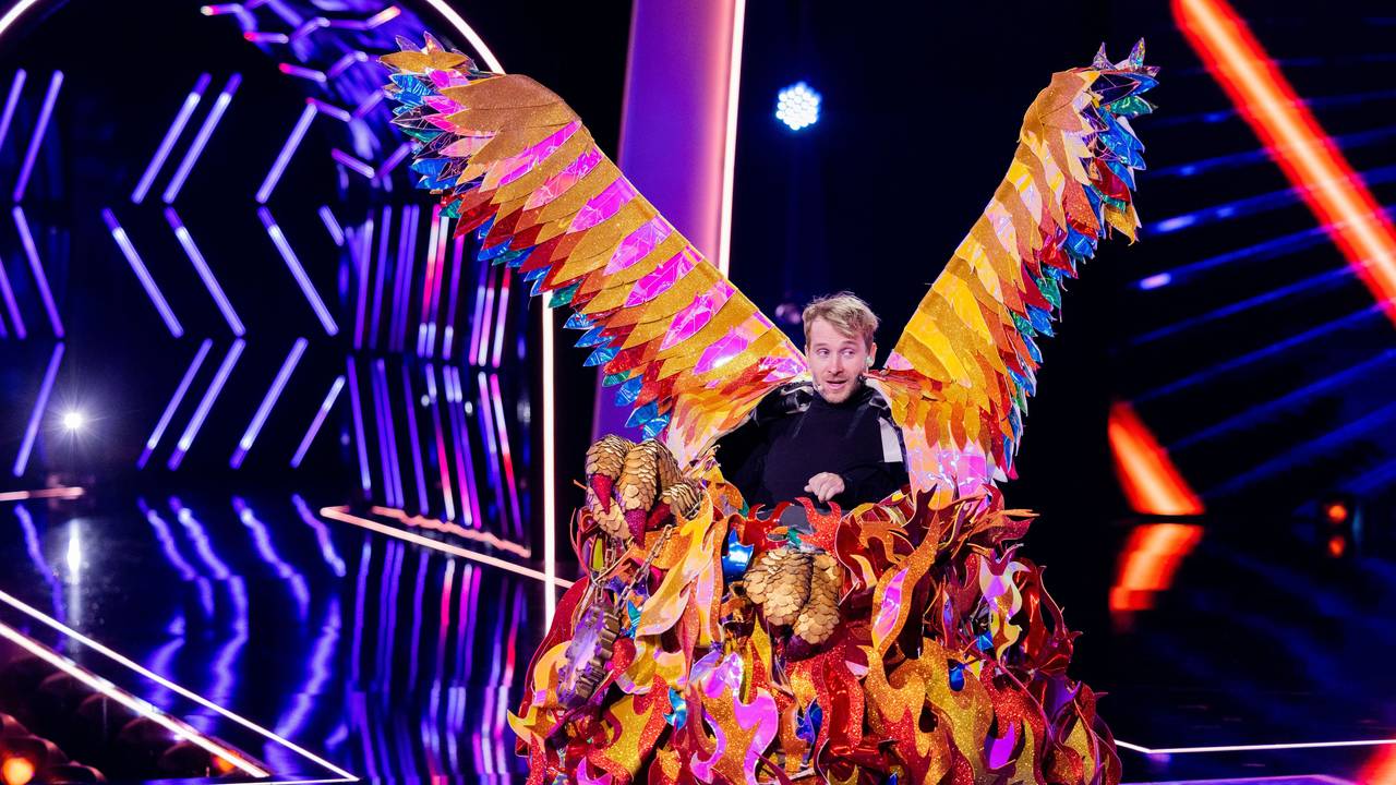 Samuel Koch, Schauspieler, zeigt sich als Sänger in der Figur „Der Phönix“ in der ProSieben-Show „The Masked Singer“