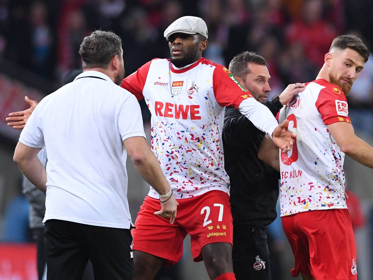 Kölns Anthony Modeste feiert sein Tor zum 2:2 mit Steffen Baumgarts Mütze.