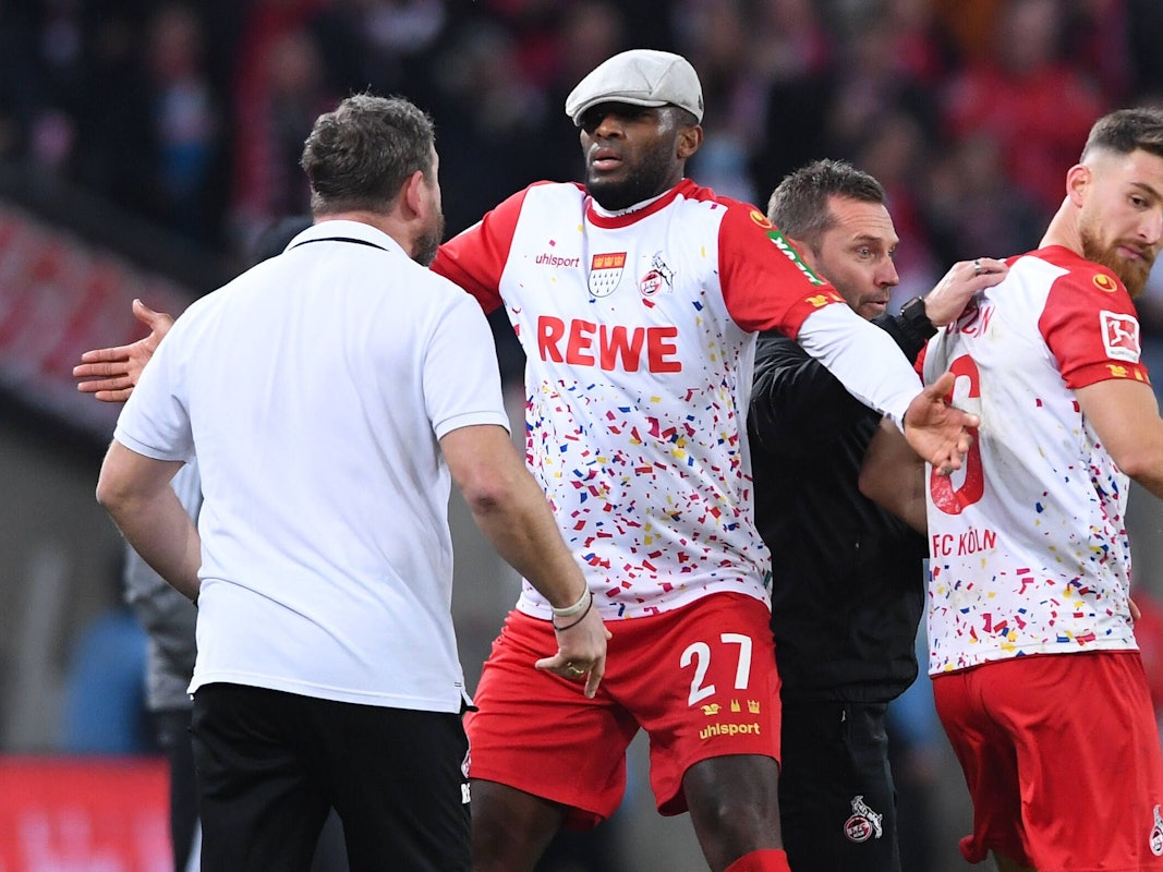 Kölns Anthony Modeste  feiert sein Tor zum 2:2 mit Steffen Baumgarts Mütze.