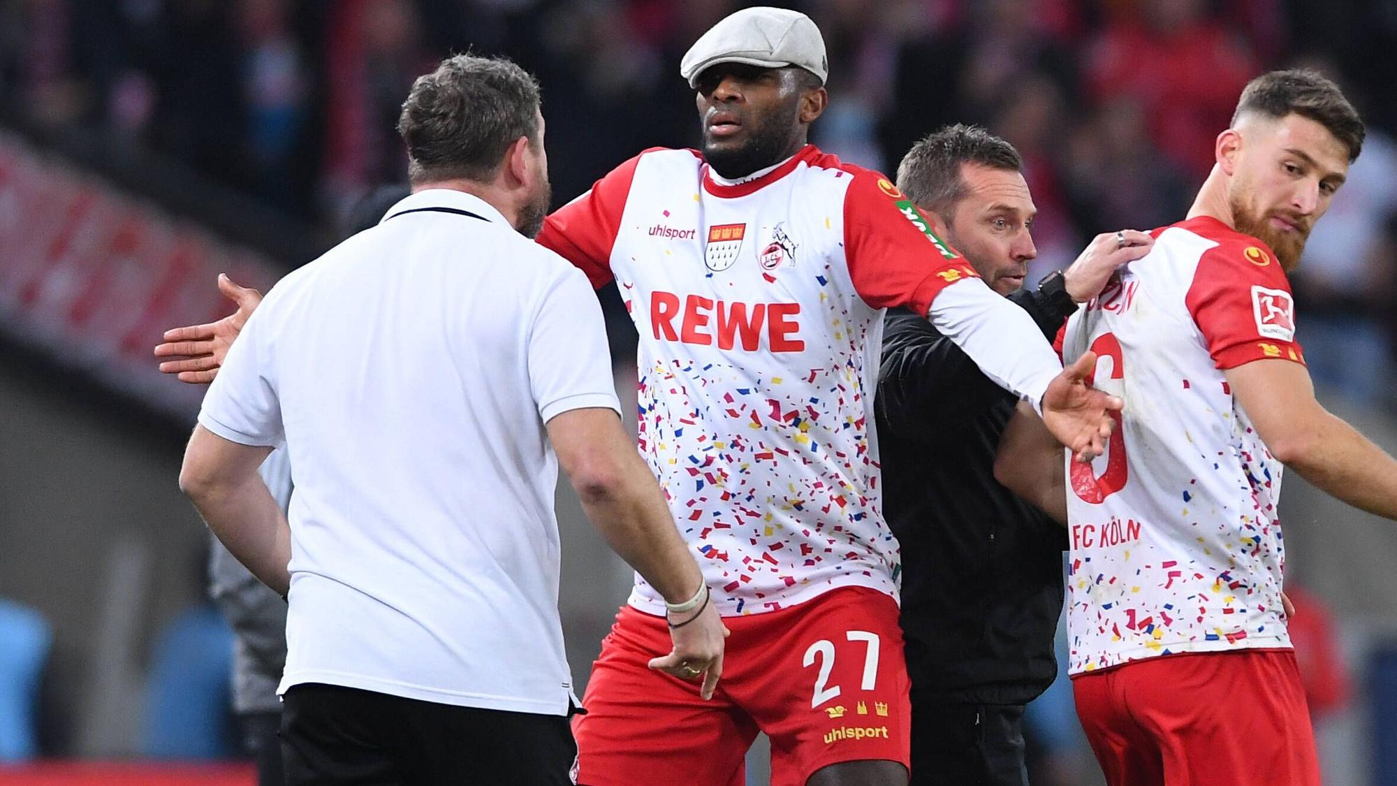 Kölns Anthony Modeste feiert sein Tor zum 2:2 mit Steffen Baumgarts Mütze.
