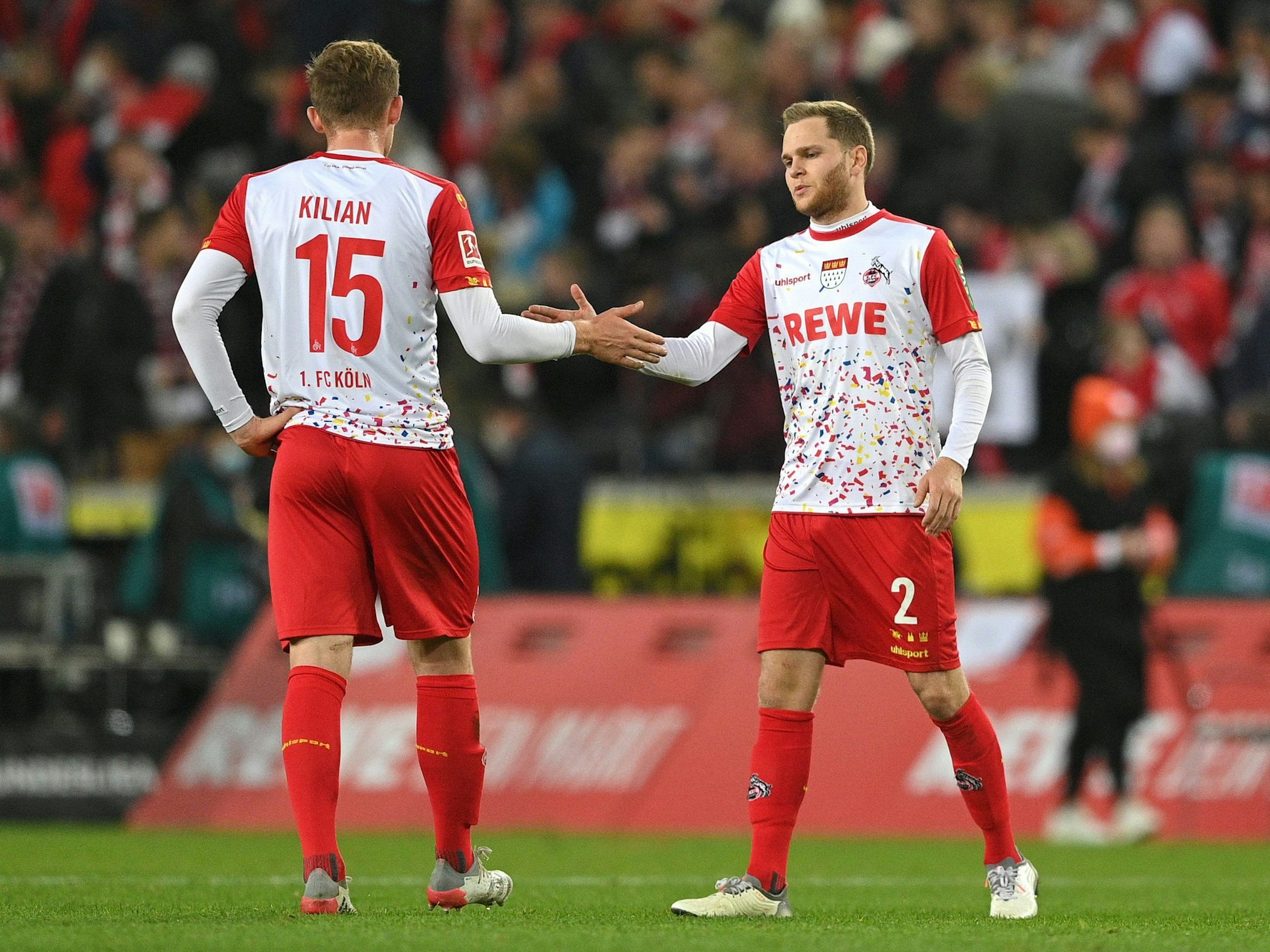 Die Kölner Luca Killian und Benno Schmitz klatschen sich ab.