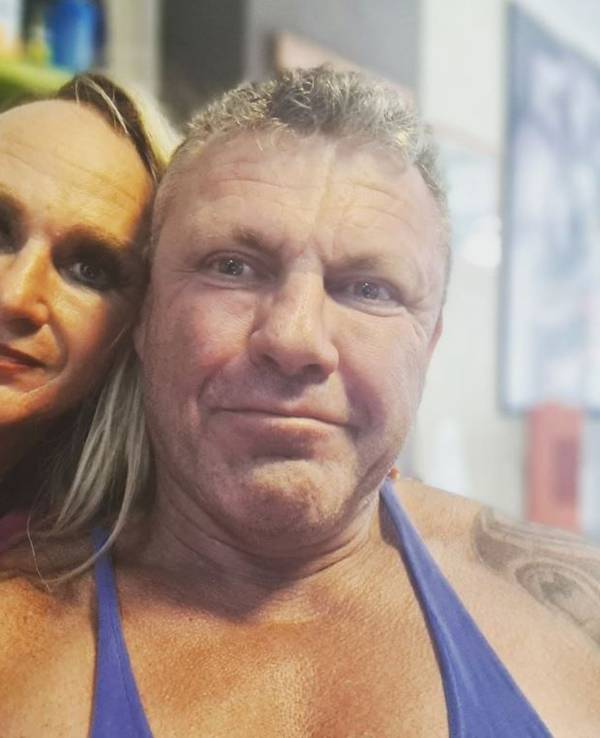 Caro und Andreas Robens haben dieses Selfie am 6. Juni 2021 auf ihrem Instagram-Account hochgeladen. Das Paar ist bekannt durch die Vox-Sendung Goodbye Deutschland.