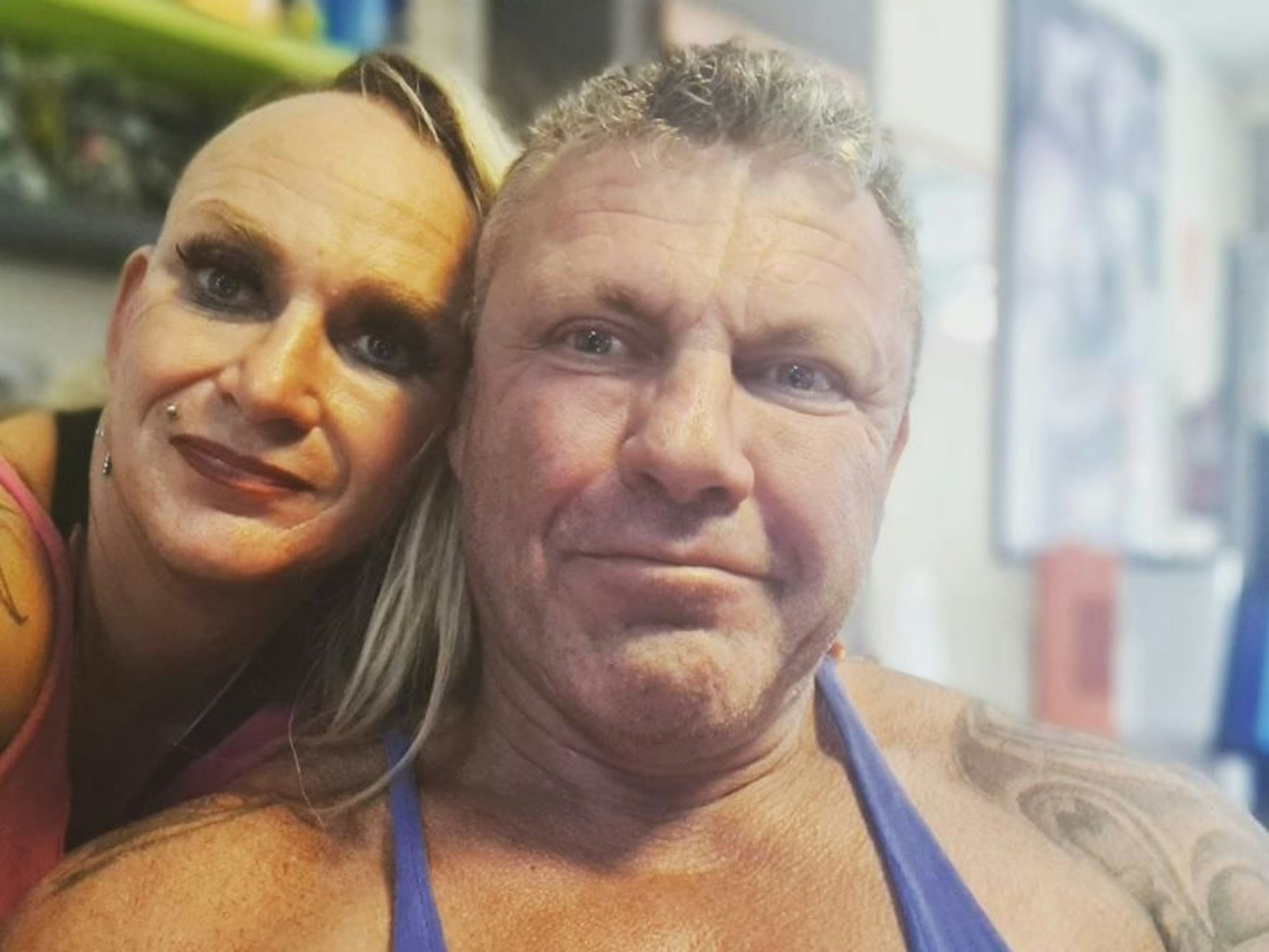 Caro und Andreas Robens posieren für ein Instagram-Selfie.