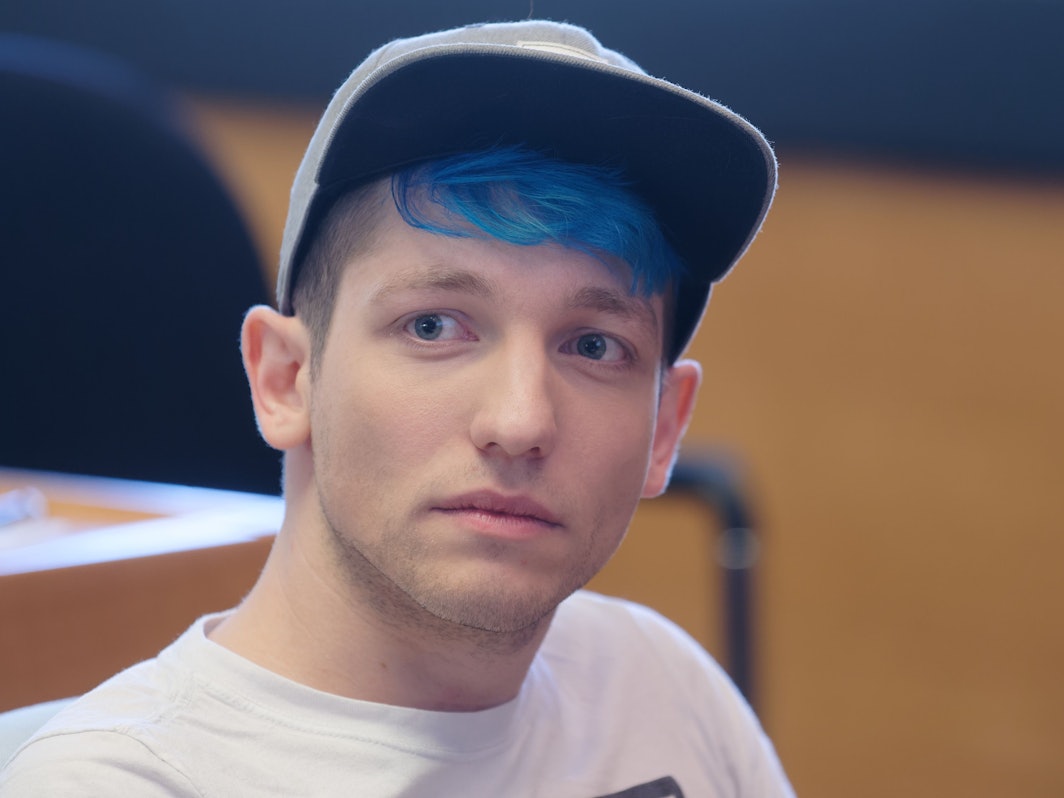 YouTuber Rezo sitzt während der Veranstaltung „Knackig kurz statt tiefgründig“ im Rahmen des Tags der Bildung 2019« unter dem Motto „Bildung im digitalen Zeitalter“ auf der Bühne.