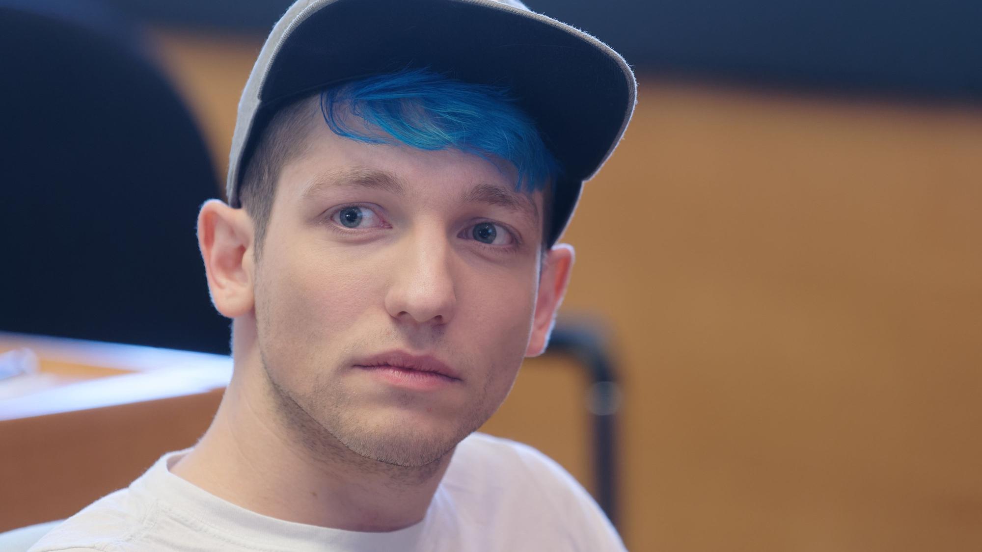 YouTuber Rezo sitzt während der Veranstaltung „Knackig kurz statt tiefgründig“ im Rahmen des Tags der Bildung 2019« unter dem Motto „Bildung im digitalen Zeitalter“ auf der Bühne.