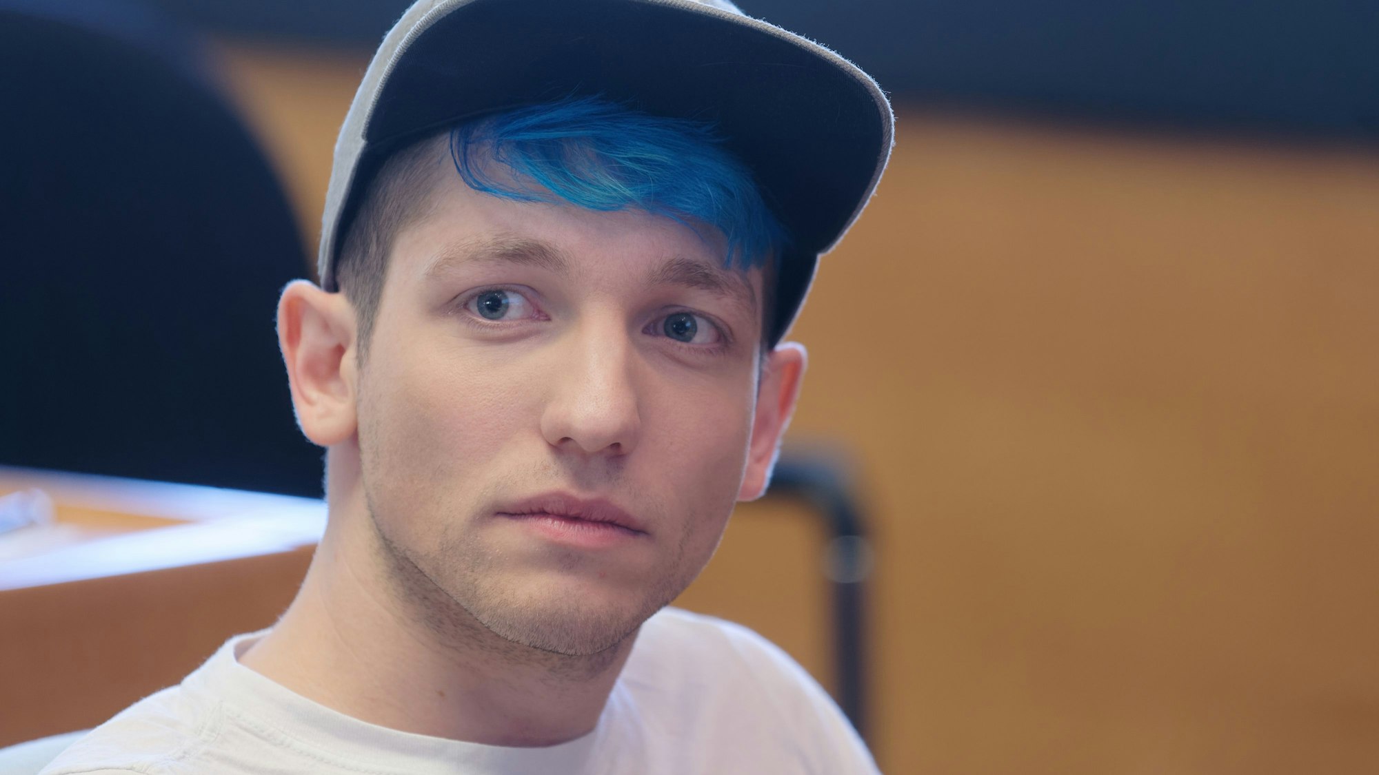 YouTuber Rezo sitzt während der Veranstaltung „Knackig kurz statt tiefgründig“ im Rahmen des Tags der Bildung 2019« unter dem Motto „Bildung im digitalen Zeitalter“ auf der Bühne.