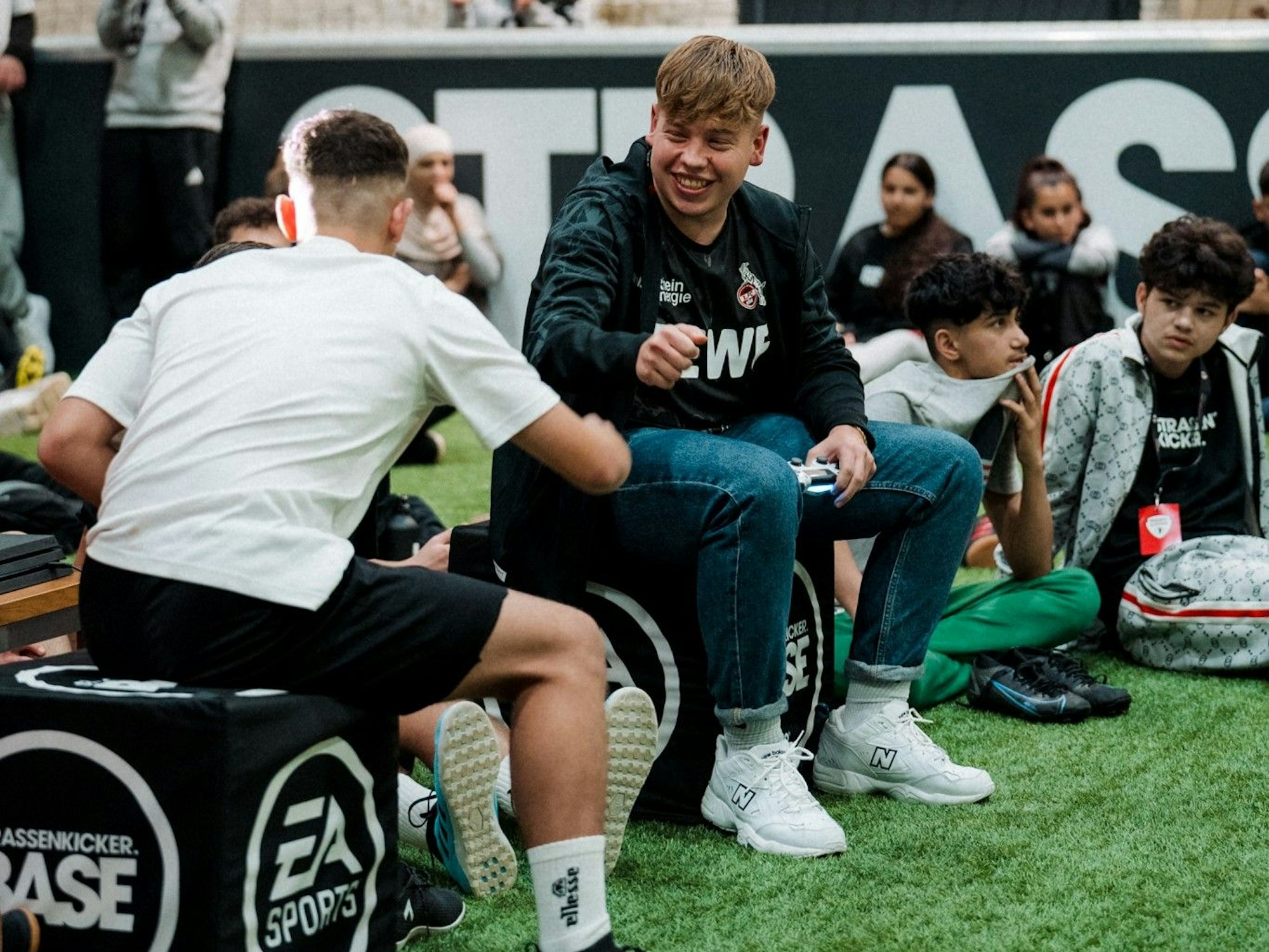 Ein Jugendlicher begrüßt E-Sportler und Youtuber Felix "Flexxooo" Günther