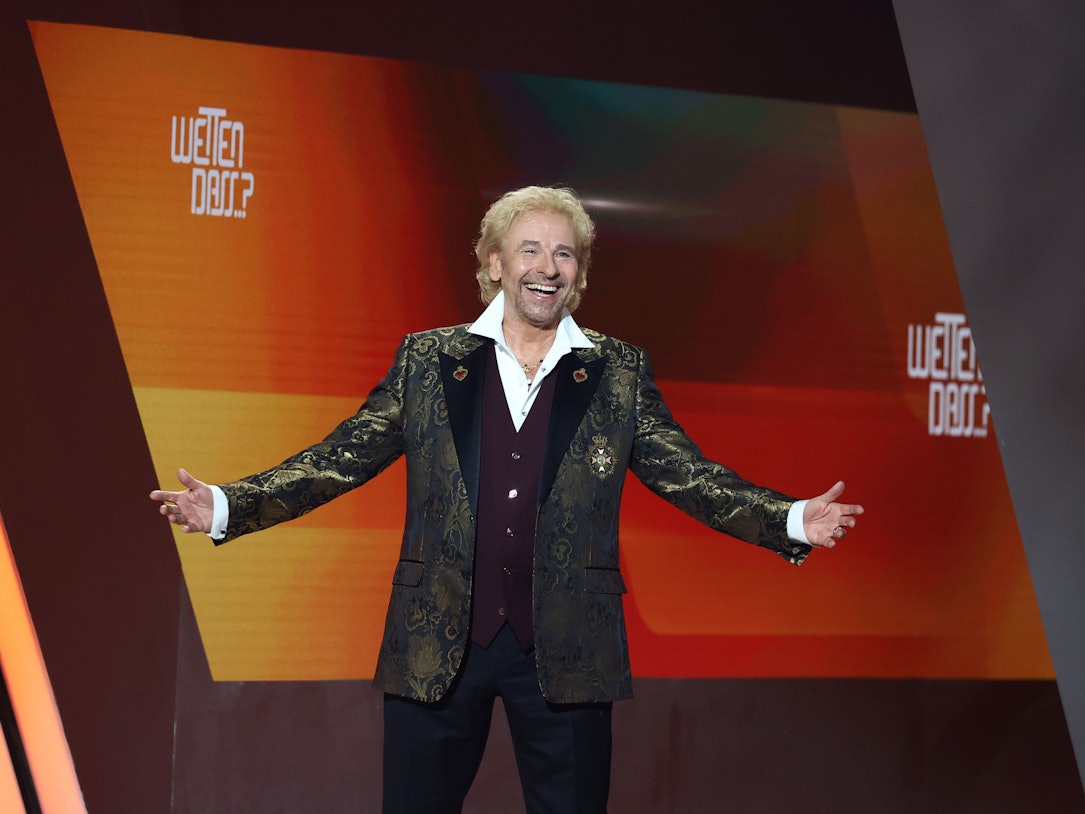 Thomas Gottschalk kommt zu Beginn der Jubiläumsshow „Wetten, dass..?“ auf die Bühne. Vor 40 Jahren wurde die Sendung zum ersten Mal ausgestrahlt.