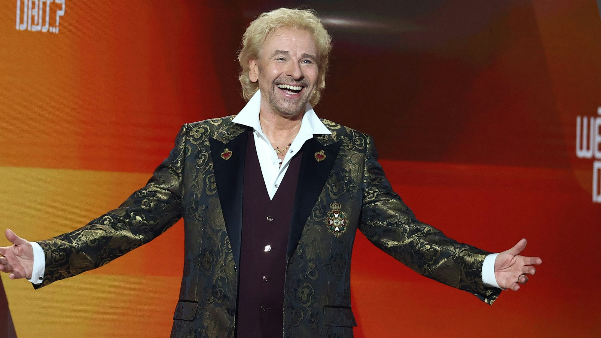 Thomas Gottschalk kommt zu Beginn der Jubiläumsshow „Wetten, dass..?“ auf die Bühne. Vor 40 Jahren wurde die Sendung zum ersten Mal ausgestrahlt.