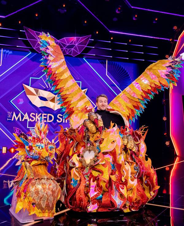 Samuel Koch in seinem Phönix-Kostüm ohne die Maske auf der „The Masked Singer“-Bühne.