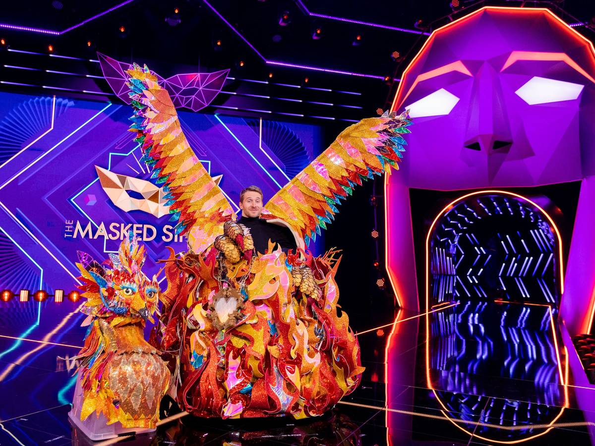 Samuel Koch in seinem Phönix-Kostüm ohne die Maske auf der „The Masked Singer“-Bühne.