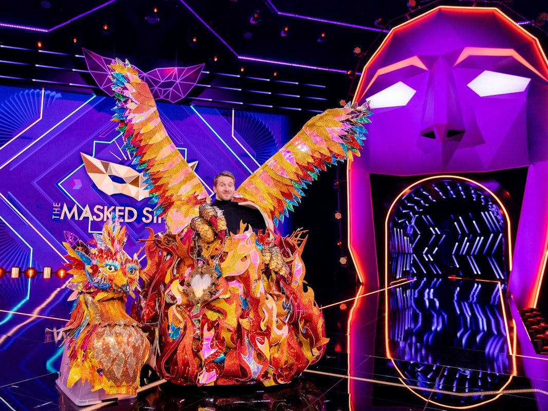 Samuel Koch in seinem Phönix-Kostüm ohne die Maske auf der „The Masked Singer“-Bühne.