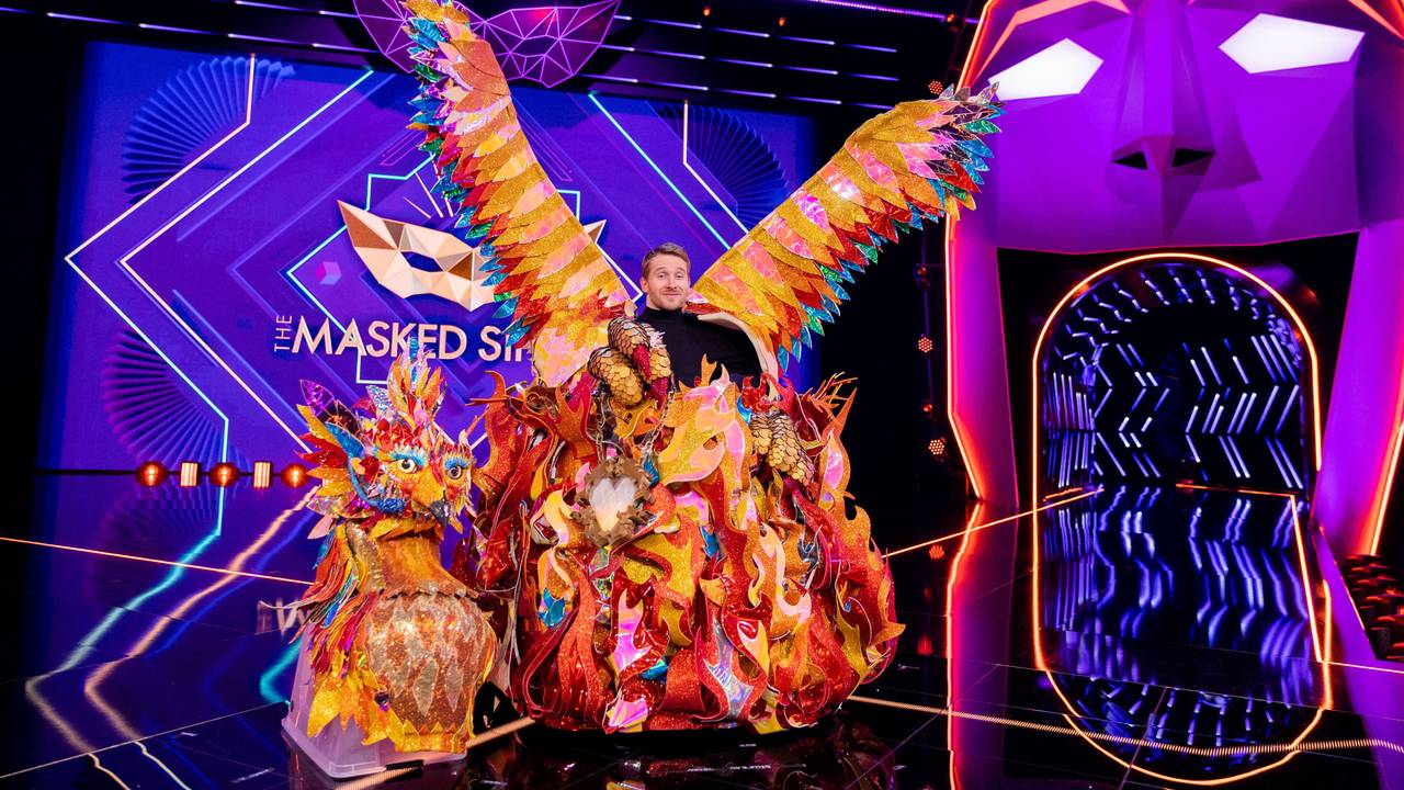 Samuel Koch in seinem Phönix-Kostüm ohne die Maske auf der „The Masked Singer“-Bühne.