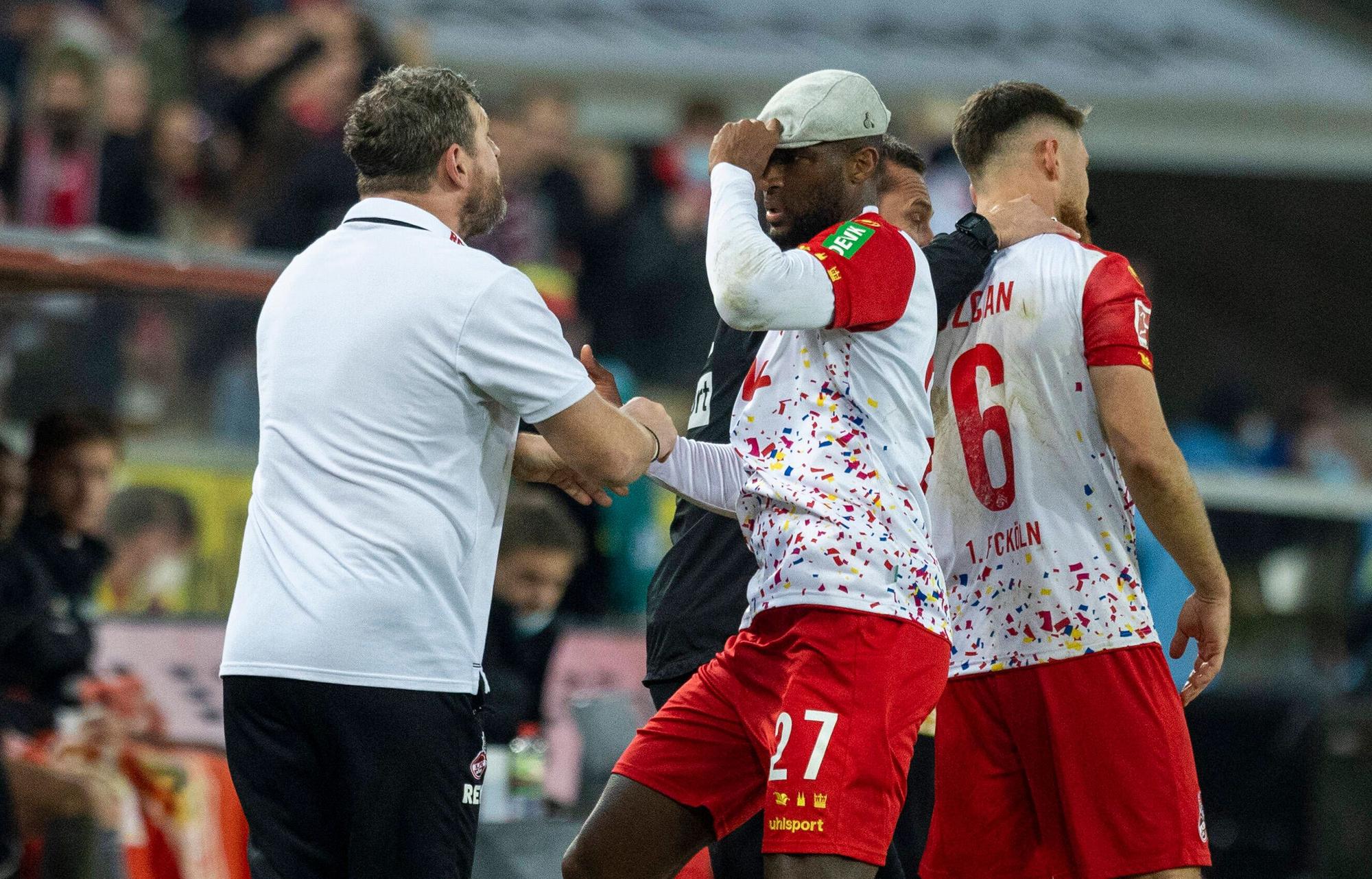 Anthony Modeste jubelt mit Steffen Baumgarts Schiebermütze.