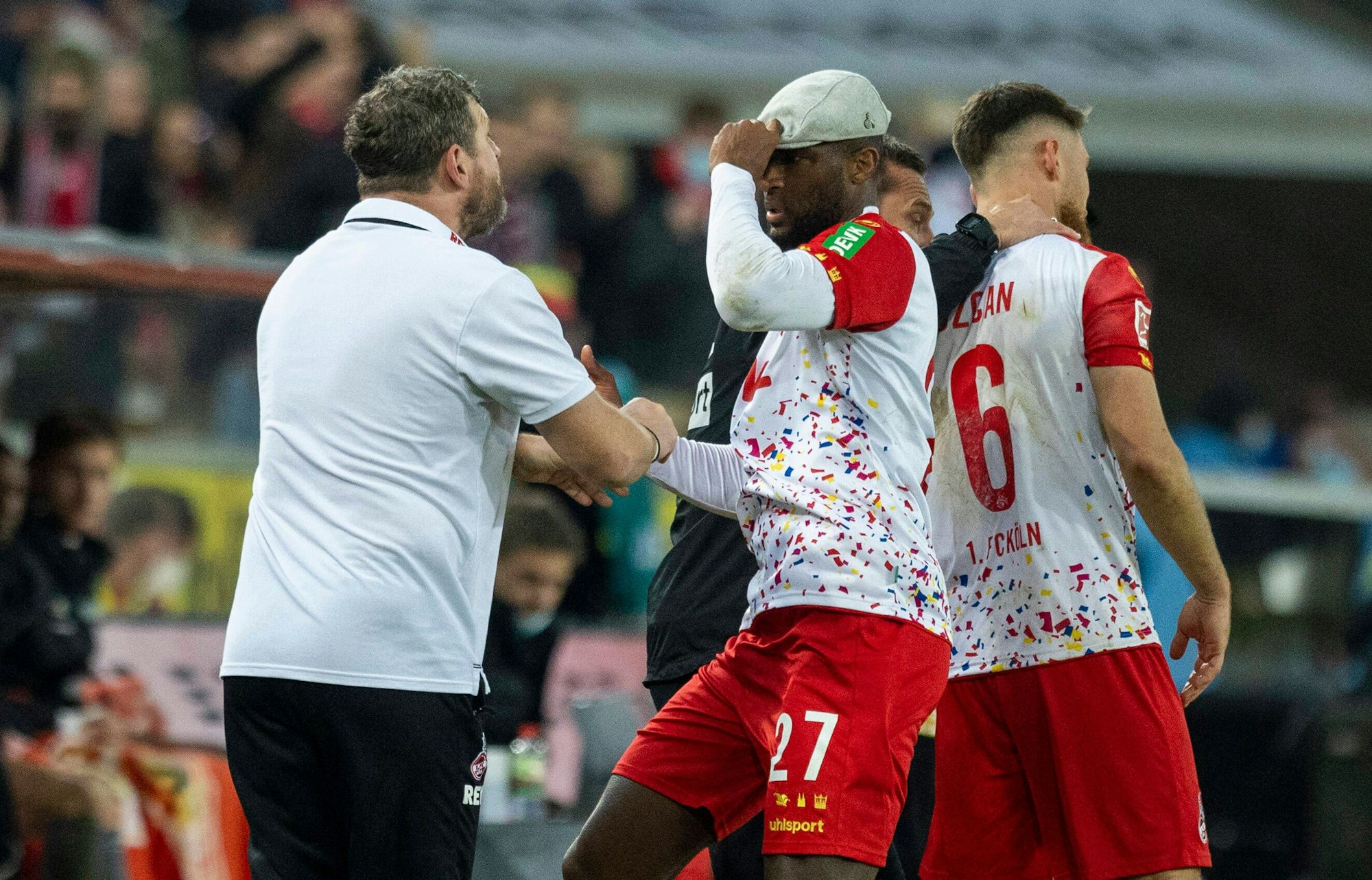 Anthony Modeste jubelt mit Steffen Baumgarts Schiebermütze.