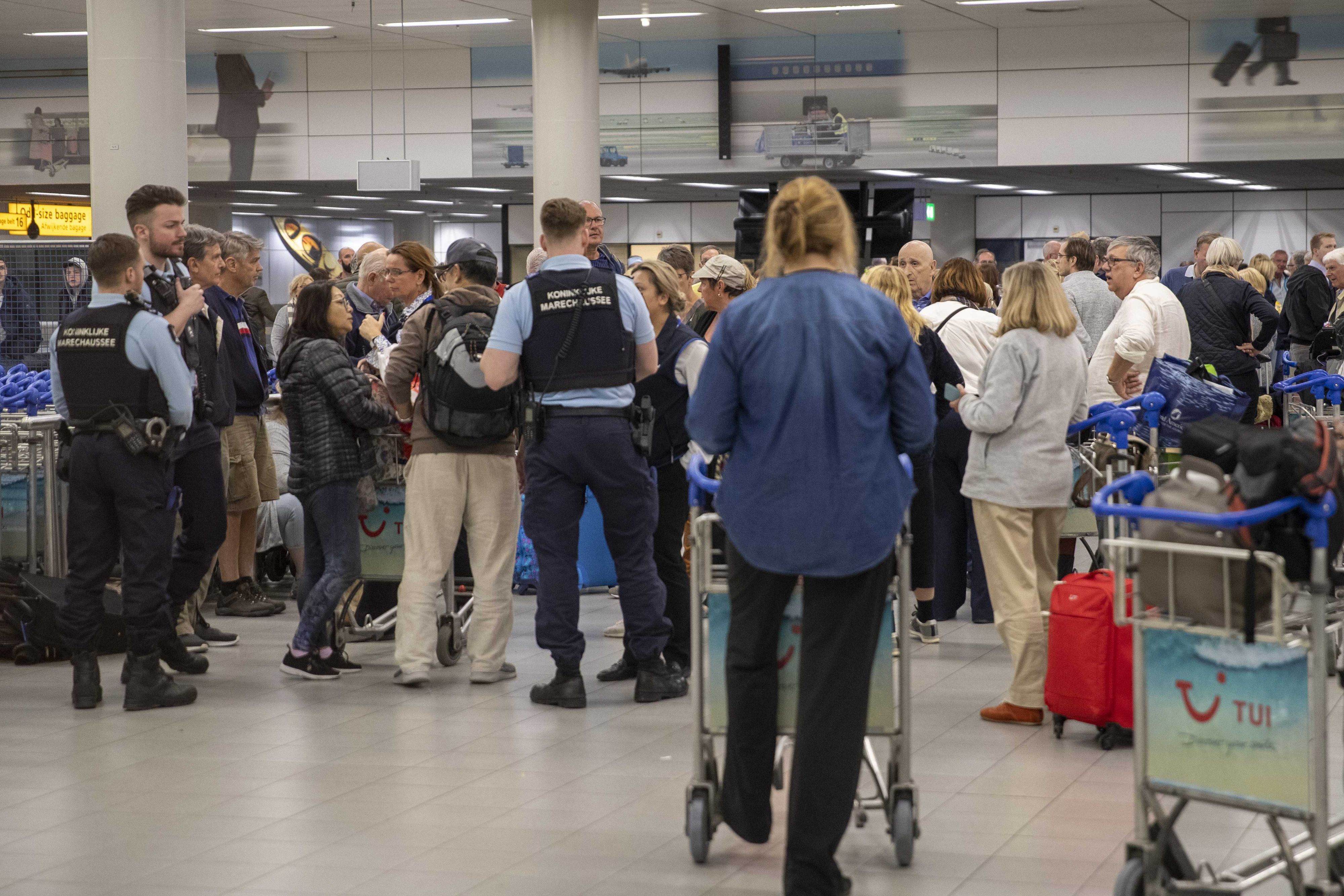 Passagiere des Kreuzfahrtschiffes „Westerdam“ kommen am Flughafen Amsterdam Schiphol an.
