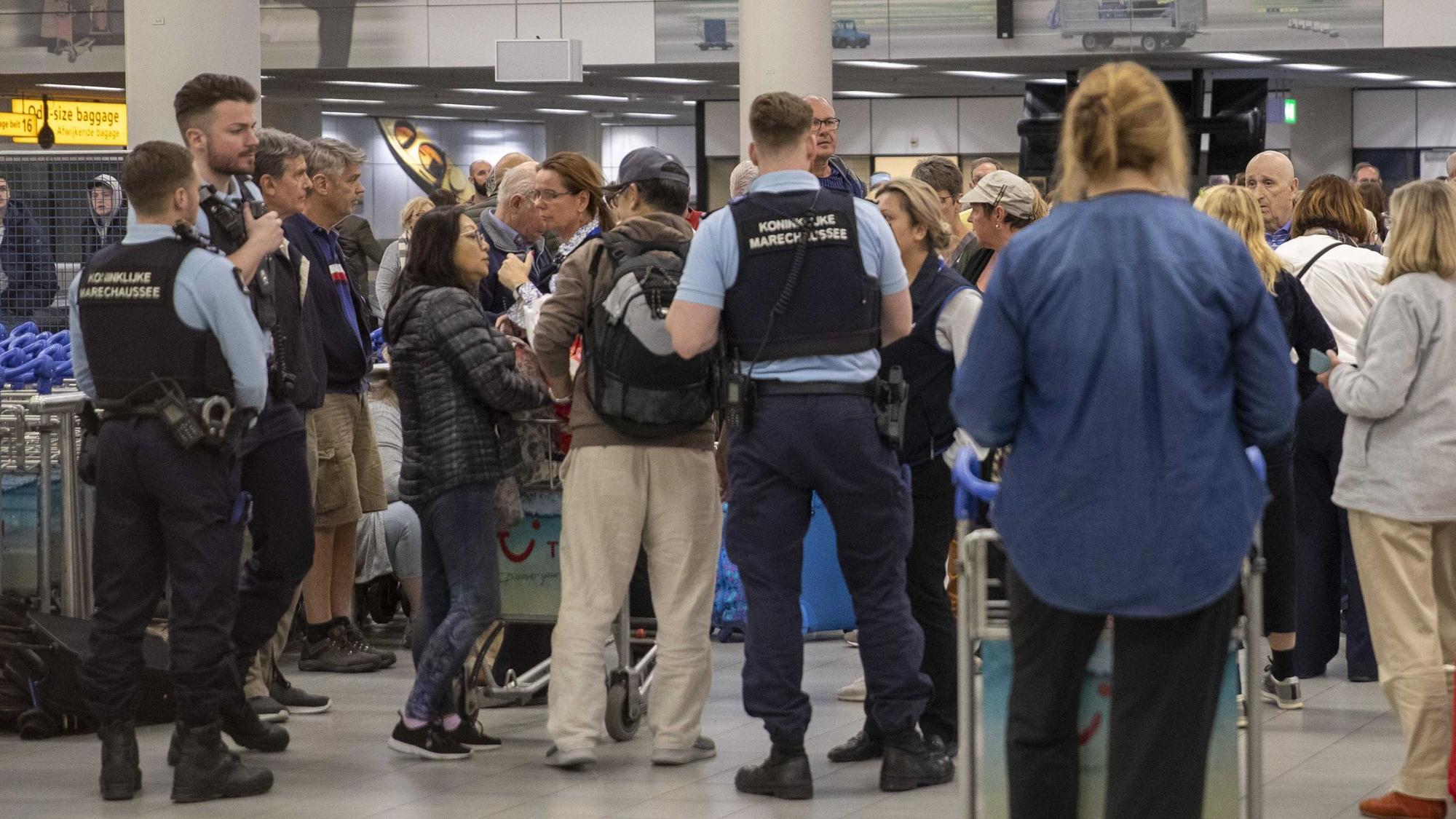 Passagiere des Kreuzfahrtschiffes „Westerdam“ kommen am Flughafen Amsterdam Schiphol an.