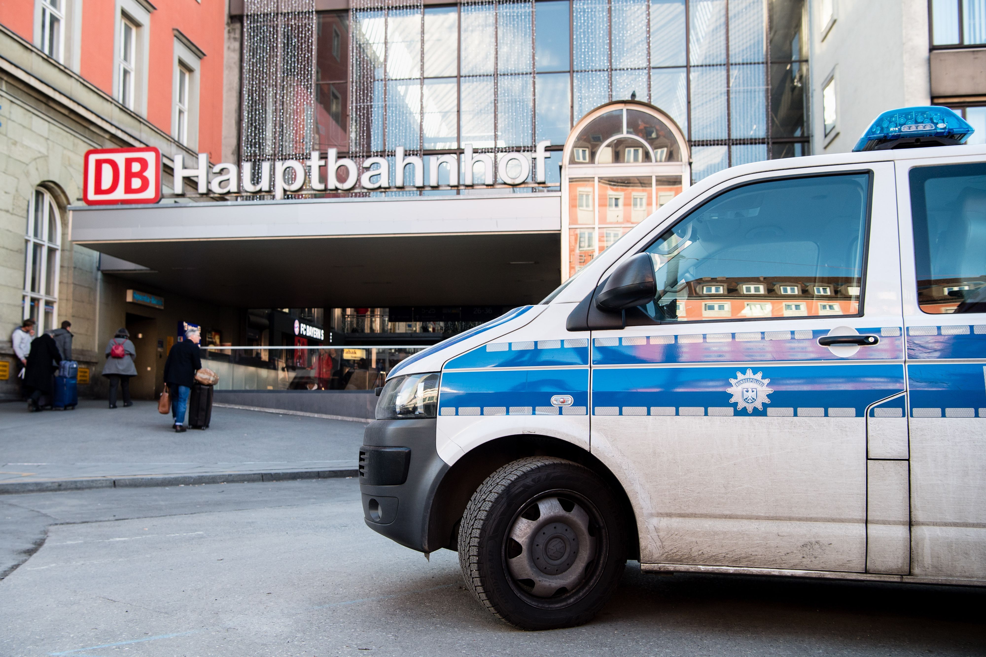 Ein Fahrzeug der Bundespolizei steht vor einem Eingang zum Hauptbahnhof in München.