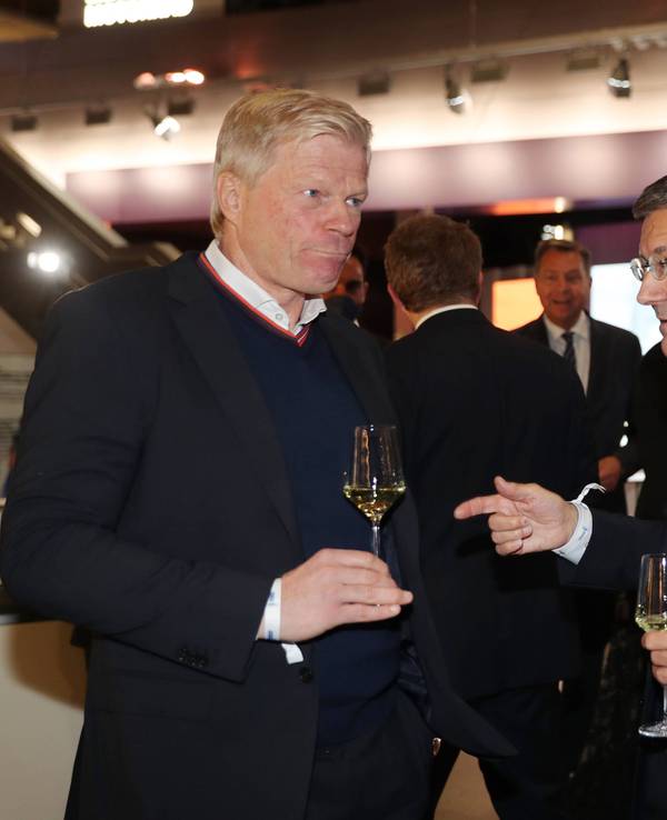 Die Bayern-Bosse Oliver Kahn und Herbert Hainer trinken ein Gläschen.