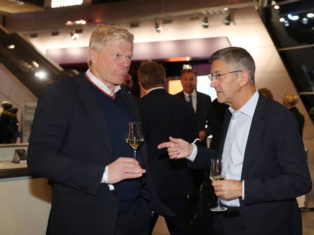 Die Bayern-Bosse Oliver Kahn und Herbert Hainer trinken ein Gläschen.