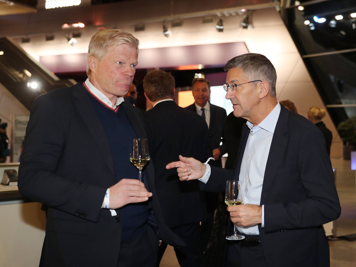Die Bayern-Bosse Oliver Kahn und Herbert Hainer trinken ein Gläschen.