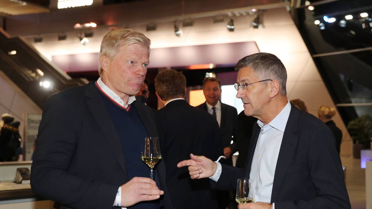 Die Bayern-Bosse Oliver Kahn und Herbert Hainer trinken ein Gläschen.