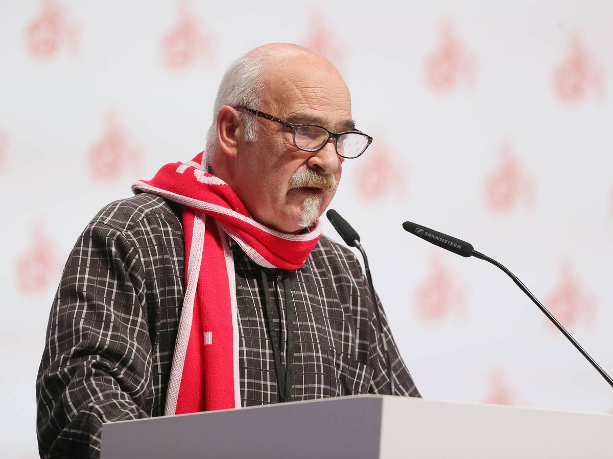 Harald Konopka spricht auf der FC-Mitgliederversammlung am 6. November 2021 in der Lanxess Arena am Rednerpult.