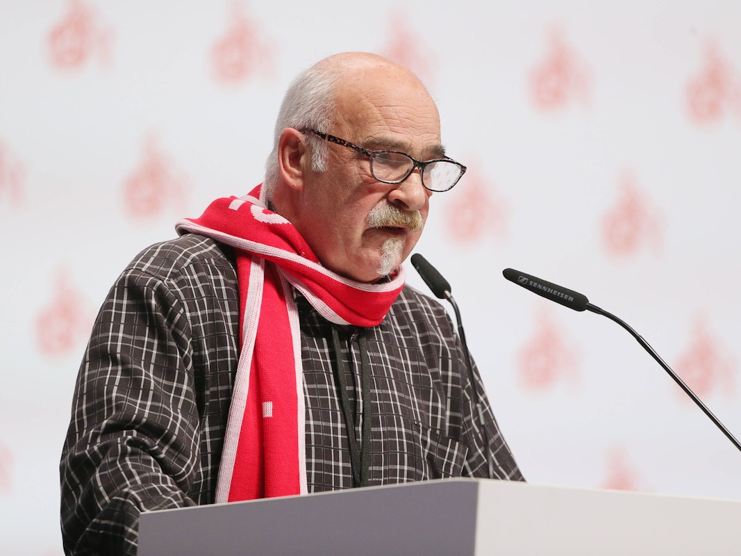 Harald Konopka spricht auf der FC-Mitgliederversammlung am 6. November 2021 in der Lanxess Arena am Rednerpult.