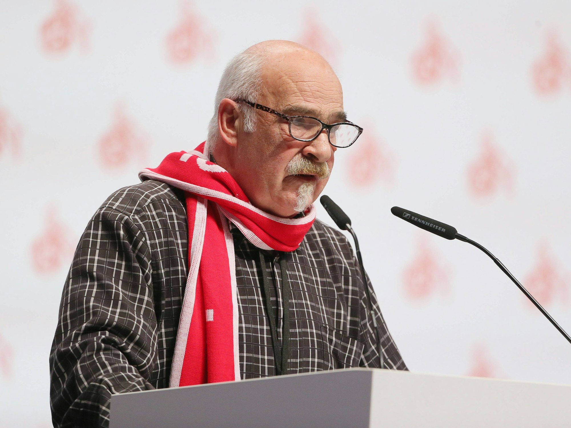 Harald Konopka spricht auf der FC-Mitgliederversammlung am 6. November 2021 in der Lanxess Arena am Rednerpult.