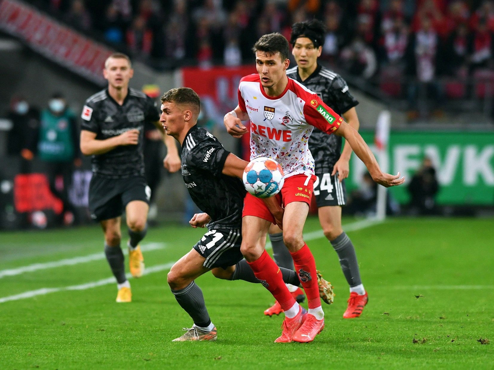 Zweikampf zwischen Grischa Prömel und Dejan Ljubicic.