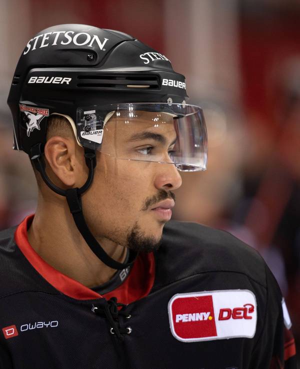 Colin Ugbekile von den Kölner Haien schaut aufs Eis.