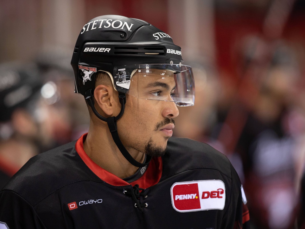 Colin Ugbekile von den Kölner Haien schaut aufs Eis.