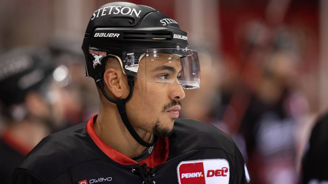 Colin Ugbekile von den Kölner Haien schaut aufs Eis.