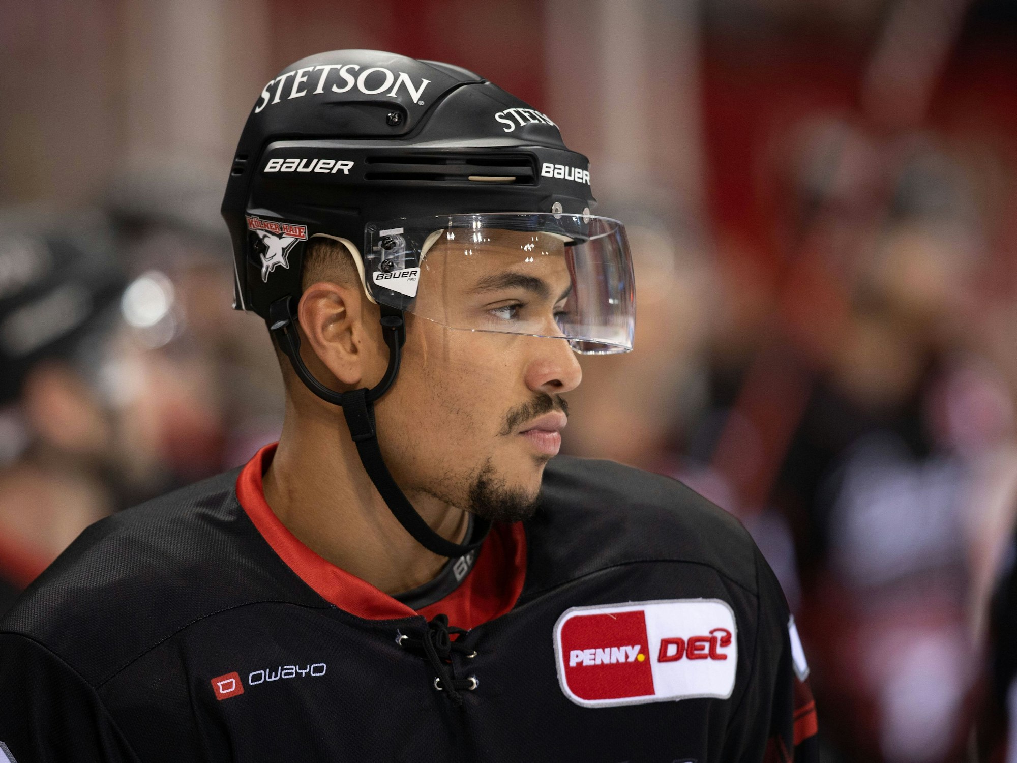 Colin Ugbekile von den Kölner Haien schaut aufs Eis.