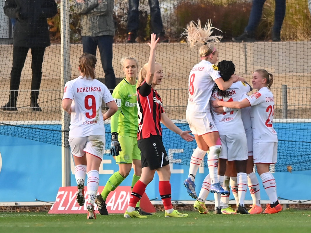 Das FC-Team jubelt, während die Leverkusenerinnen bedröppelt dreinschauen.