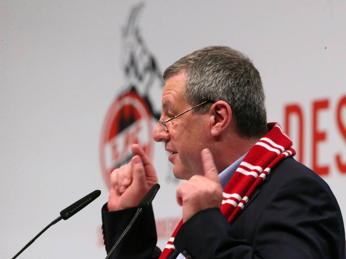 Werner Wolf spricht bei der Mitgliederversammlung des 1. FC Köln.