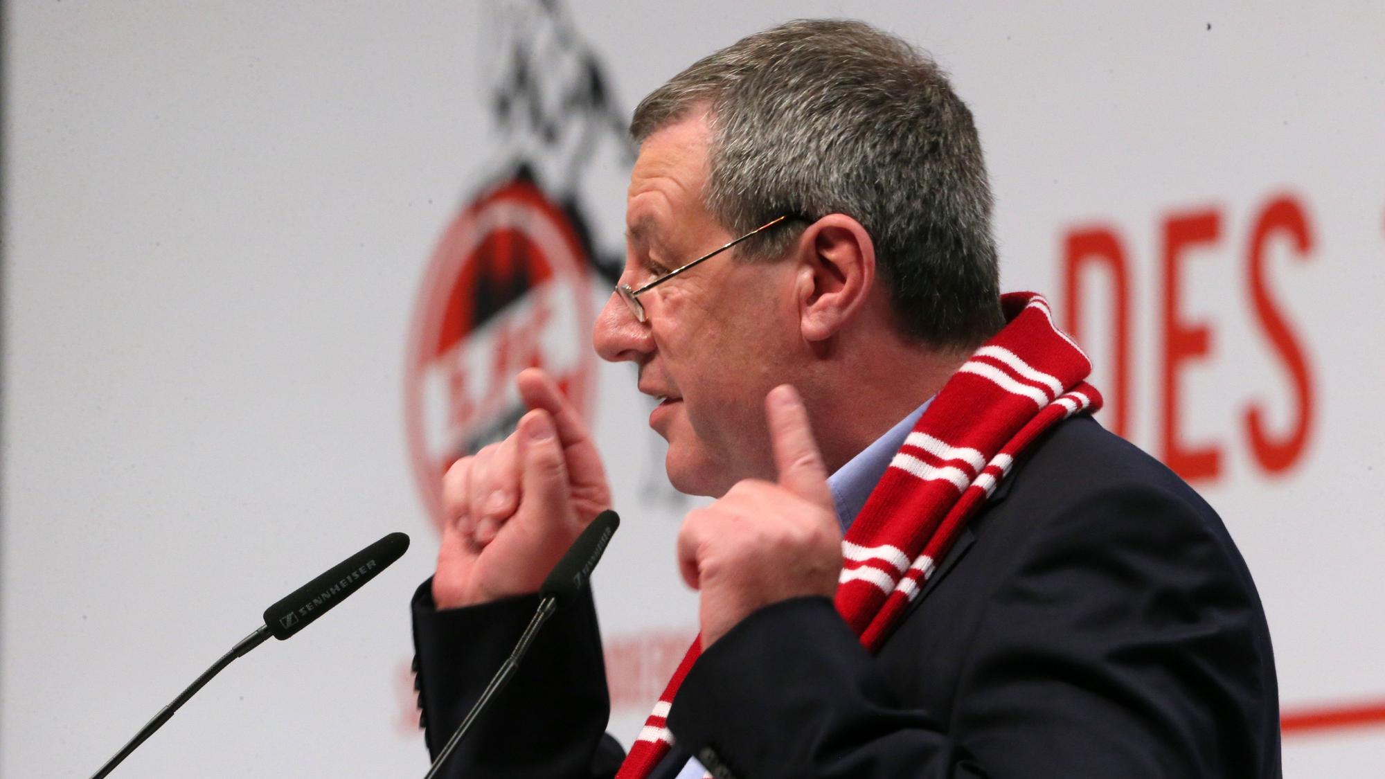 Werner Wolf spricht bei der Mitgliederversammlung des 1. FC Köln.