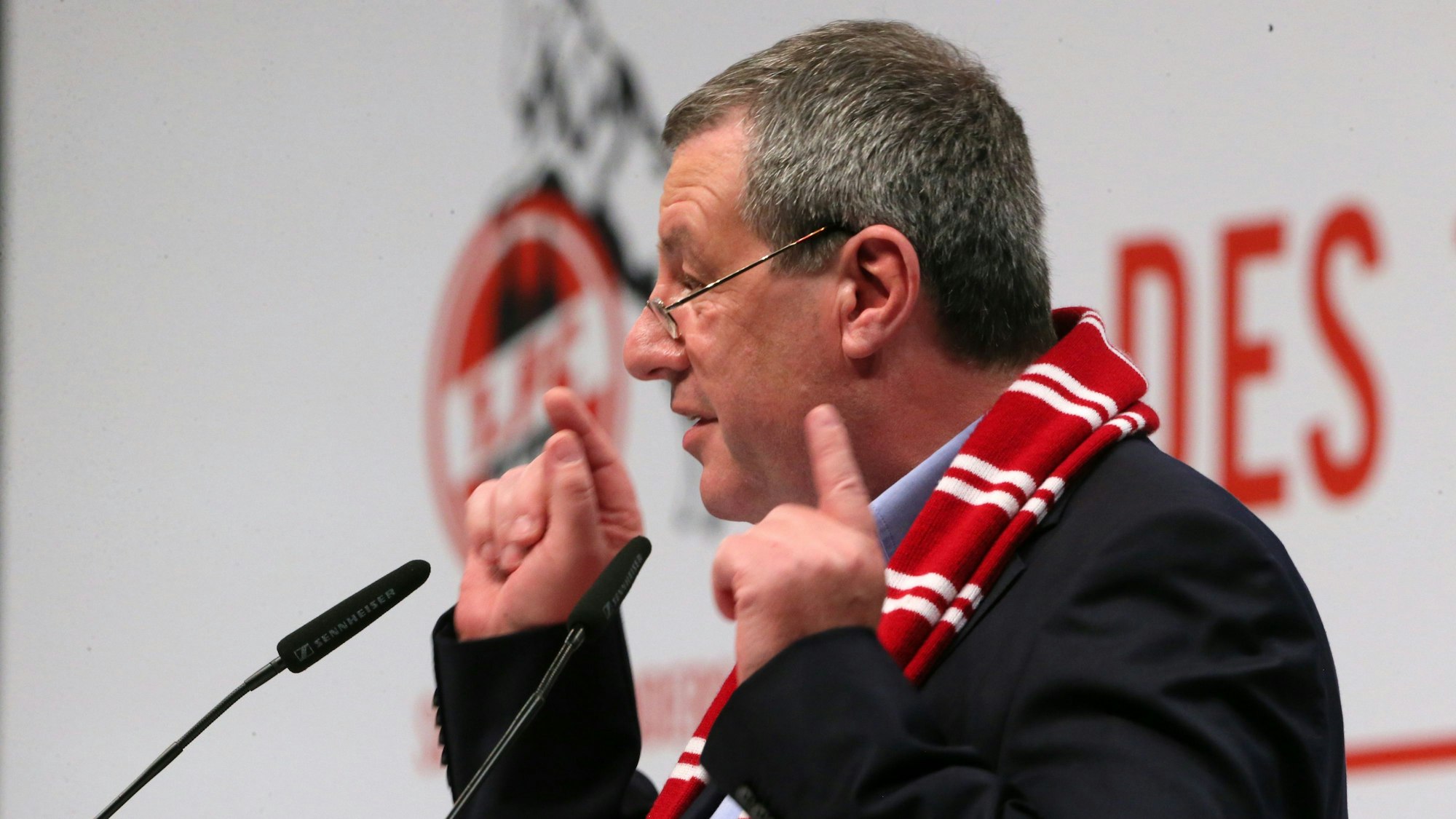 Werner Wolf spricht bei der Mitgliederversammlung des 1. FC Köln.