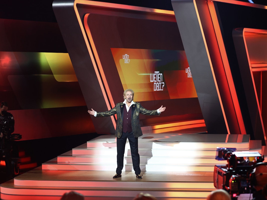 Thomas Gottschalk kommt zu Beginn der Jubiläumsshow „Wetten, dass..?“ auf die Bühne. Vor 40 Jahren wurde die Sendung zum ersten Mal ausgestrahlt.