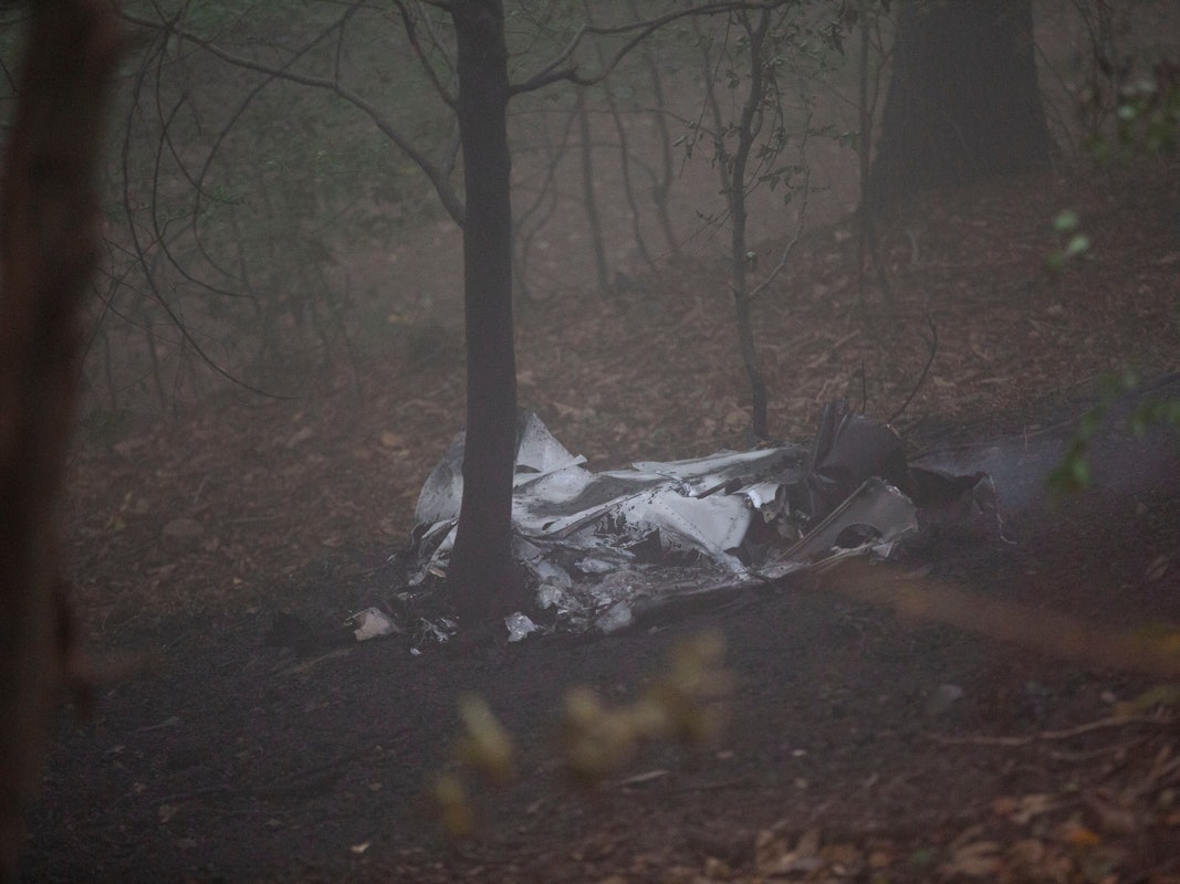 Flugzeug-Wrackteile liegen in einem Wald bei Itterbach (NRW) im Siebengebirge.