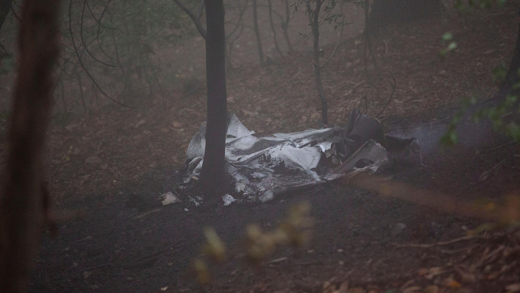 Flugzeug-Wrackteile liegen in einem Wald bei Itterbach (NRW) im Siebengebirge.