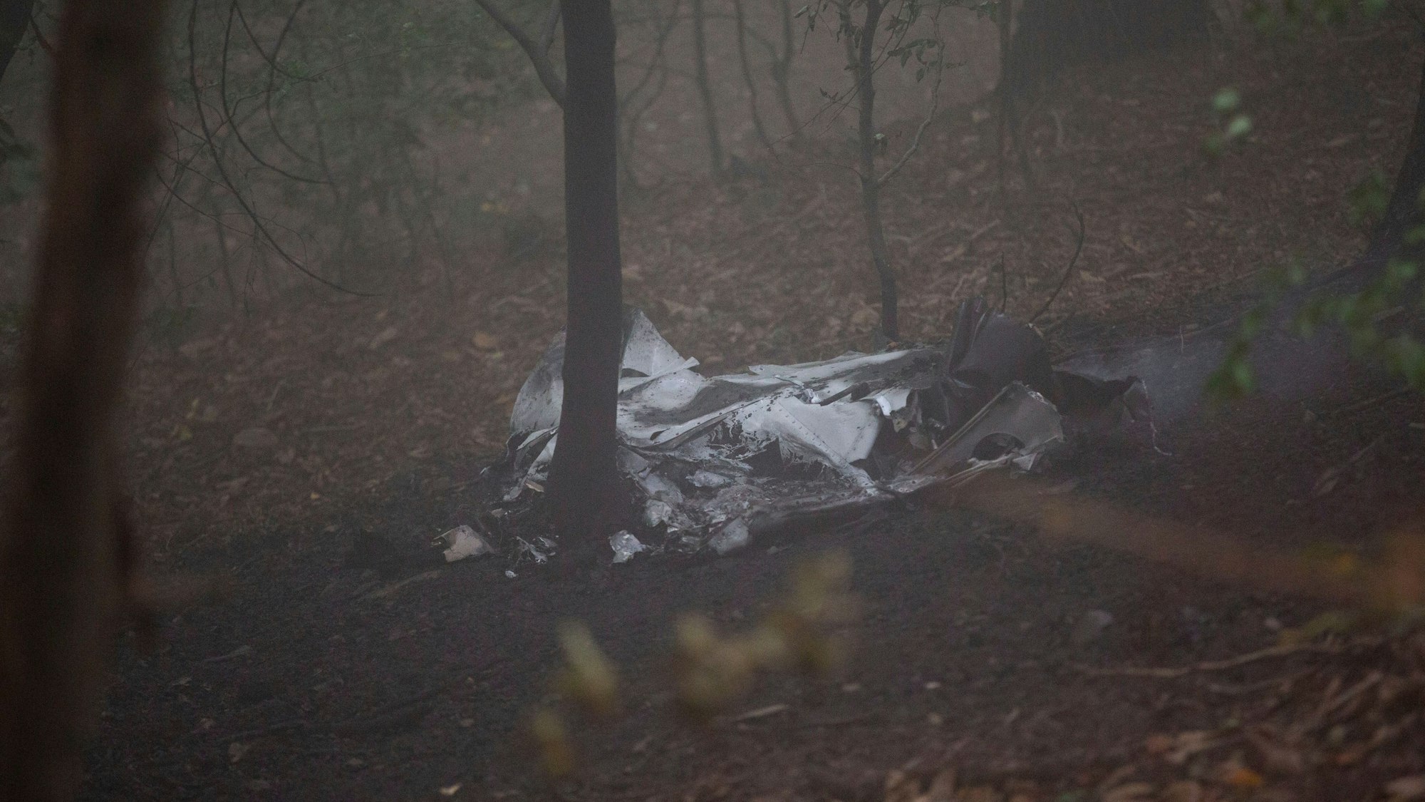 Flugzeug-Wrackteile liegen in einem Wald bei Itterbach (NRW) im Siebengebirge.