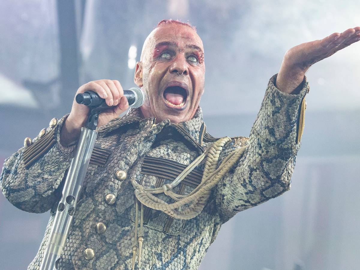 Till Lindemann, Frontsänger der deutschen Rockband Rammstein, singt in der Commerzbank-Arena. Die Band tritt hier im Rahmen ihrer „Europe Stadion Tour 2019“ auf