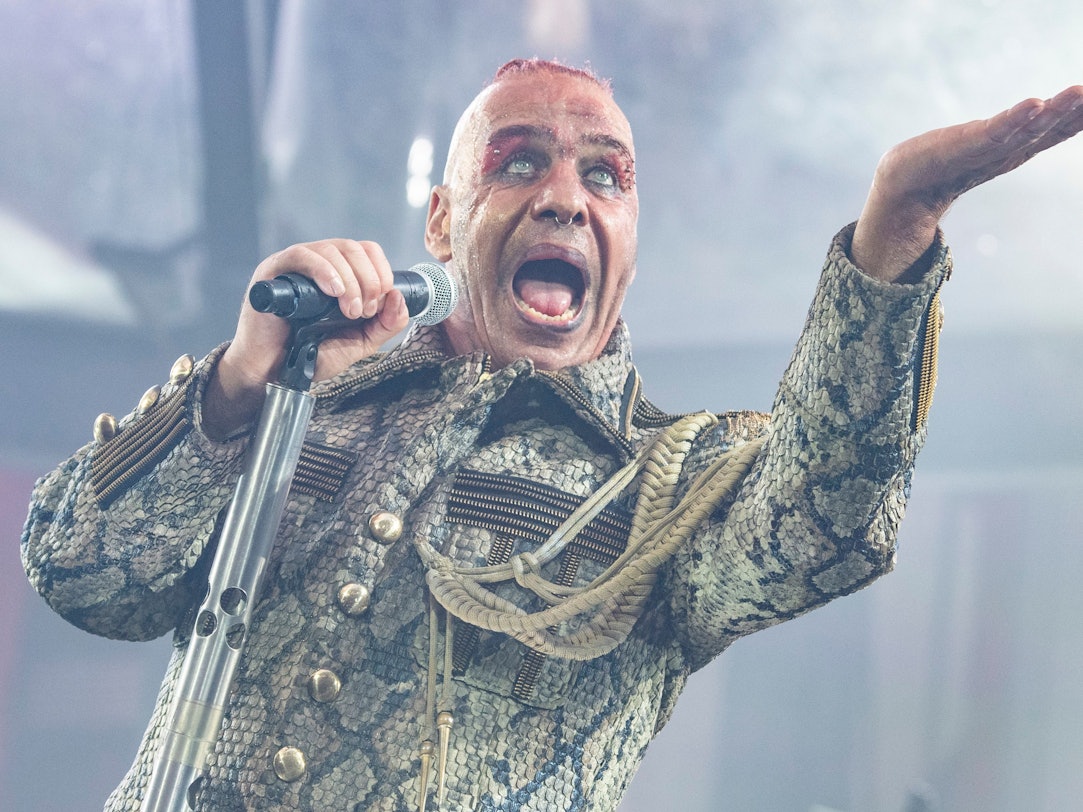 Till Lindemann, Frontsänger der deutschen Rockband Rammstein, singt in der Commerzbank-Arena. Die Band tritt hier im Rahmen ihrer „Europe Stadion Tour 2019“ auf