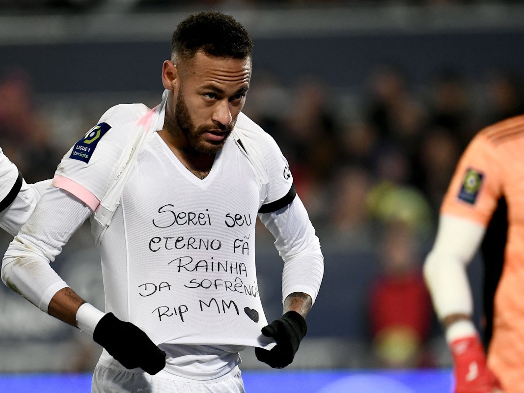 Neymar von Paris Saint-Germain zeigt eine Botschaft auf seinem Shirt nach seinem ersten Tor.