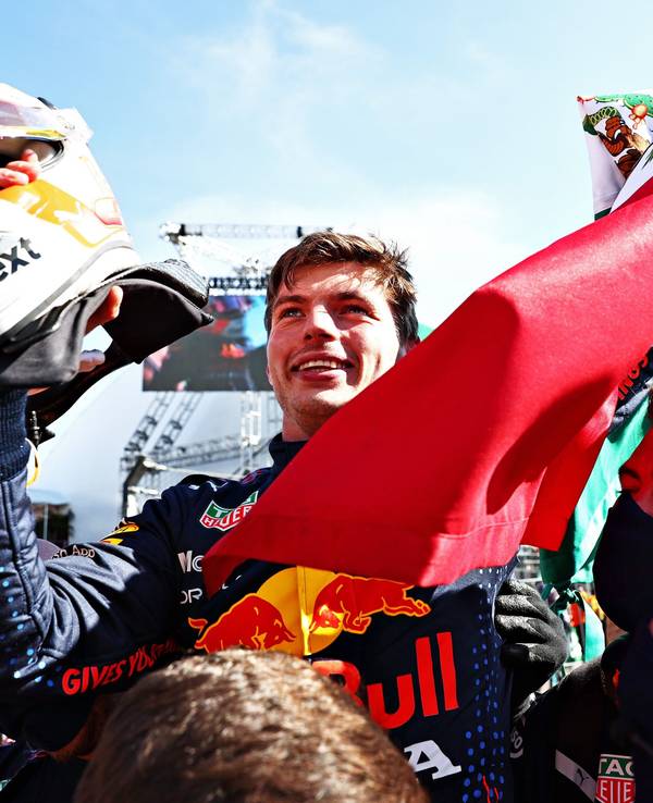 Rennsieger Max Verstappen feiert in Mexiko.