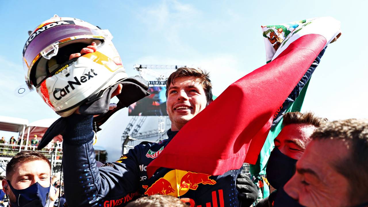 Rennsieger Max Verstappen feiert in Mexiko.