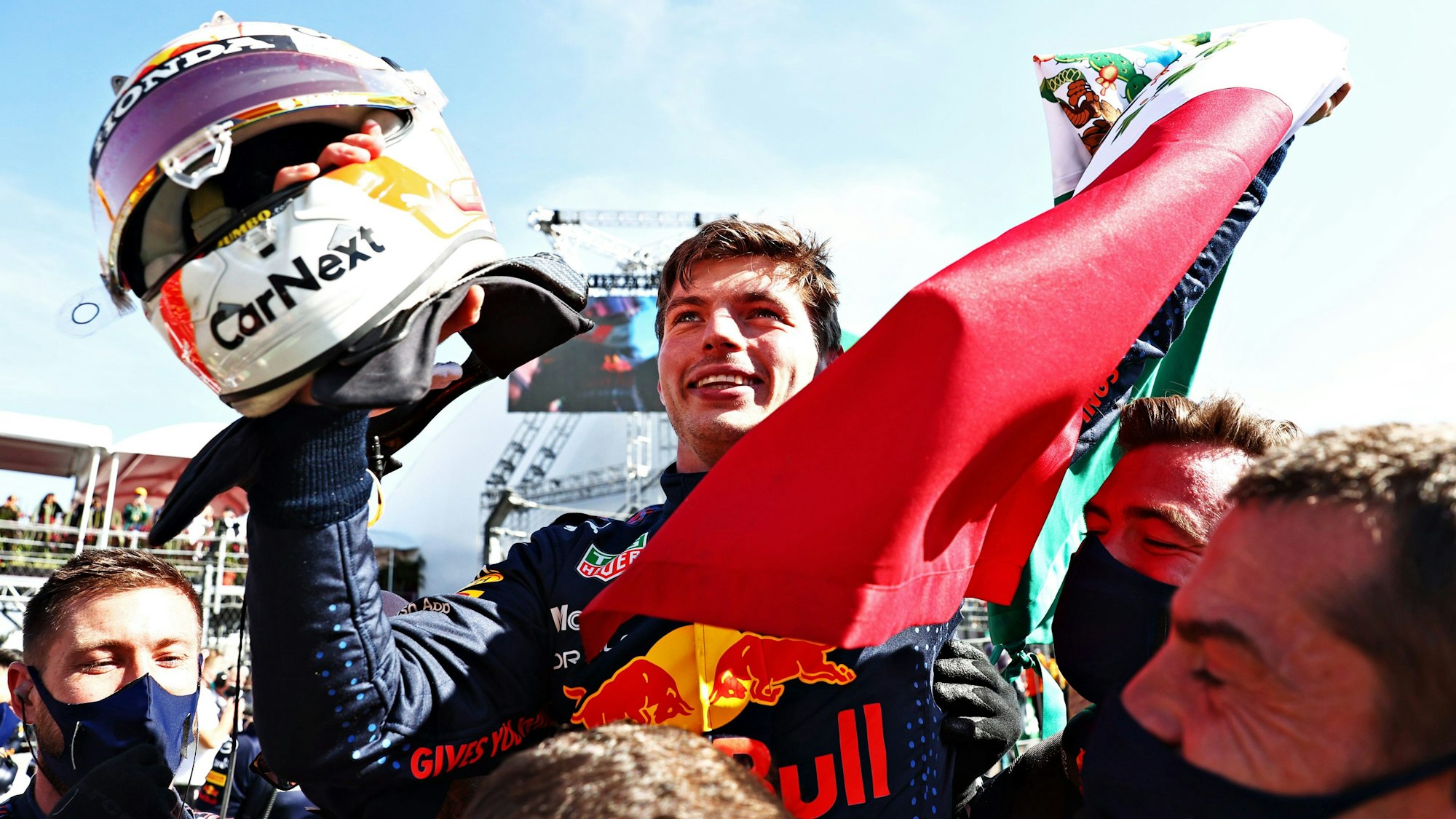 Rennsieger Max Verstappen feiert in Mexiko.