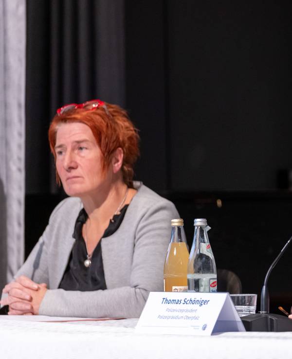 07.11.2021, Bayern, Neumarkt In der Oberpfalz: Thomas Schöniger, Polizeivizepräsident des Polizeipräsidiums Oberpfalz, spricht neben Sabine Nagel, Kriminaldirektorin und Leiterin der Kriminalpolizei-Inspektion Oberpfalz, während einer Pressekonferenz zu dem Messerangriff auf Passagiere eines ICE.