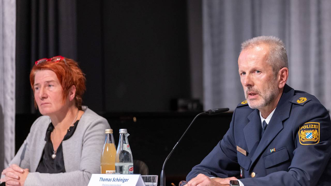 07.11.2021, Bayern, Neumarkt In der Oberpfalz: Thomas Schöniger, Polizeivizepräsident des Polizeipräsidiums Oberpfalz, spricht neben Sabine Nagel, Kriminaldirektorin und Leiterin der Kriminalpolizei-Inspektion Oberpfalz, während einer Pressekonferenz zu dem Messerangriff auf Passagiere eines ICE.